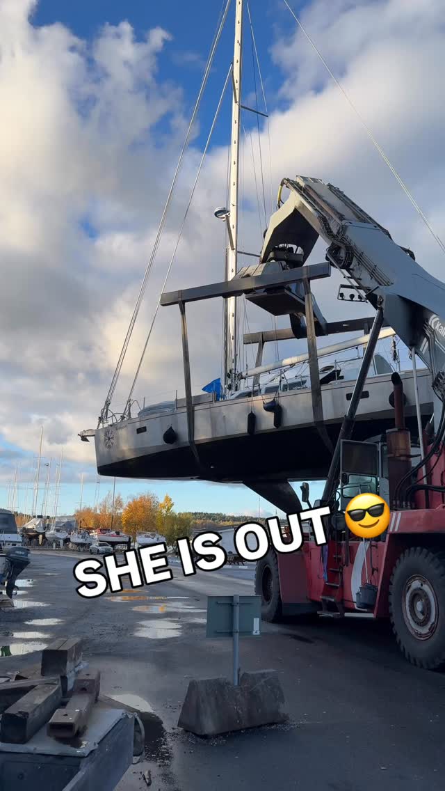 She’ is out - Winter is coming …

#bushpointsailing #boatlife #sailingcouple
#sailinglife #haulout