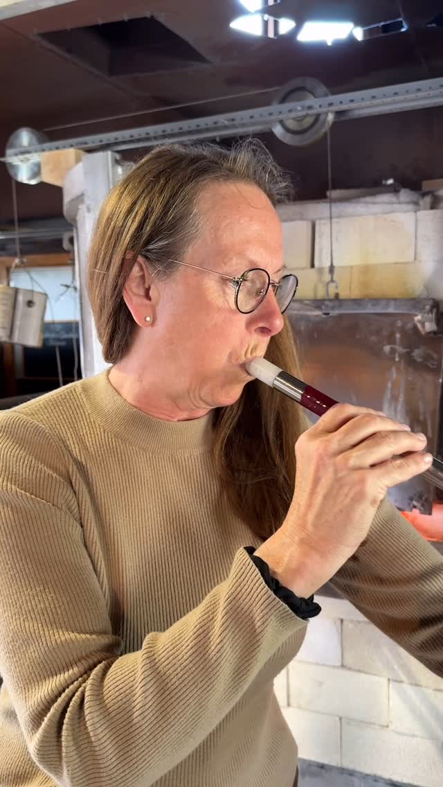 Tried glassblowing for the first time 🔥🫙
Our creations are cooling down slooowly — from 500°C, dropping 30° an hour… so it’ll be a while 😅
Pics coming soon!

#Bushpoint #skansen #glassblowing