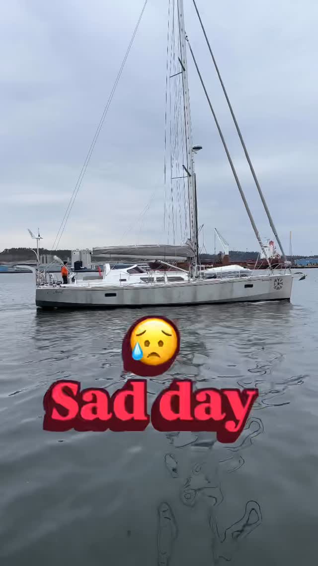 Emotional day to let her move on 😥 It’s also a start of a new beginning 😀 We just have to decide what it will be. 😎 

#sailingcouple #sailingadventure #sailinglife #boatlife